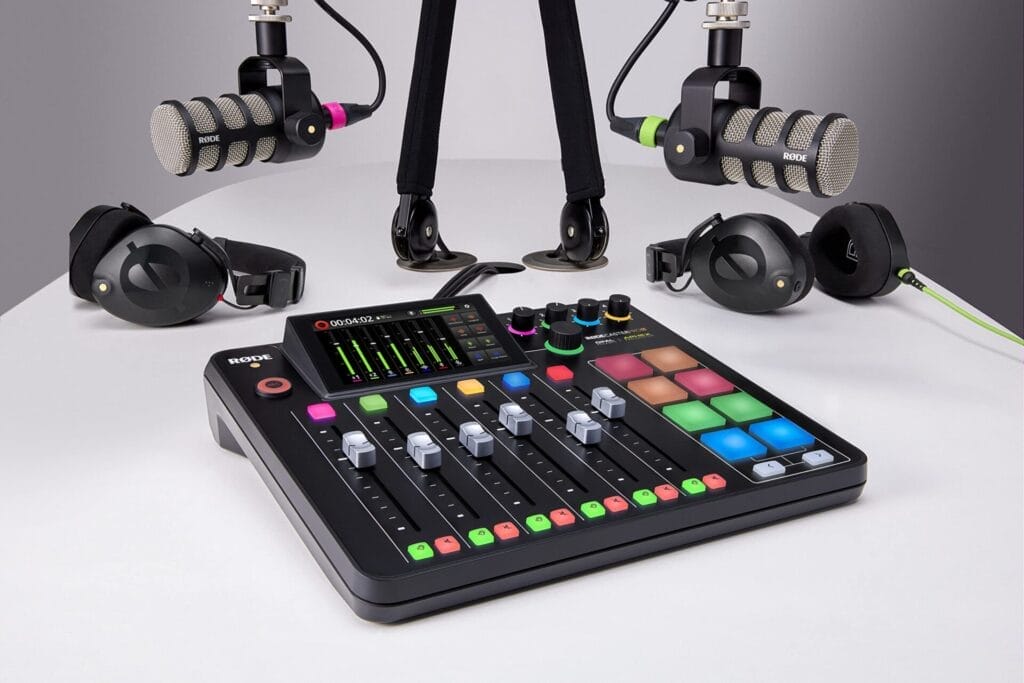 Un mezclador con micrófonos y auriculares sobre una mesa para mejorar el podcast y aumentar la audiencia.