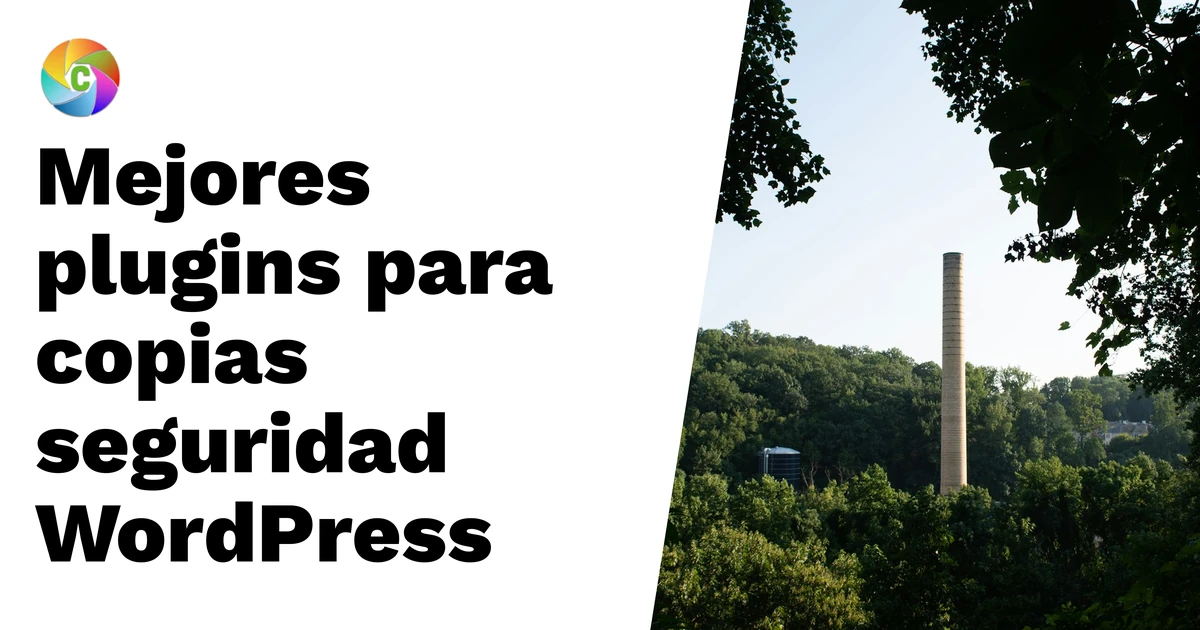 El texto en español dice "Mejores plugins de copias de seguridad WordPress para 2025" junto a una escena al aire libre con árboles y una chimenea.