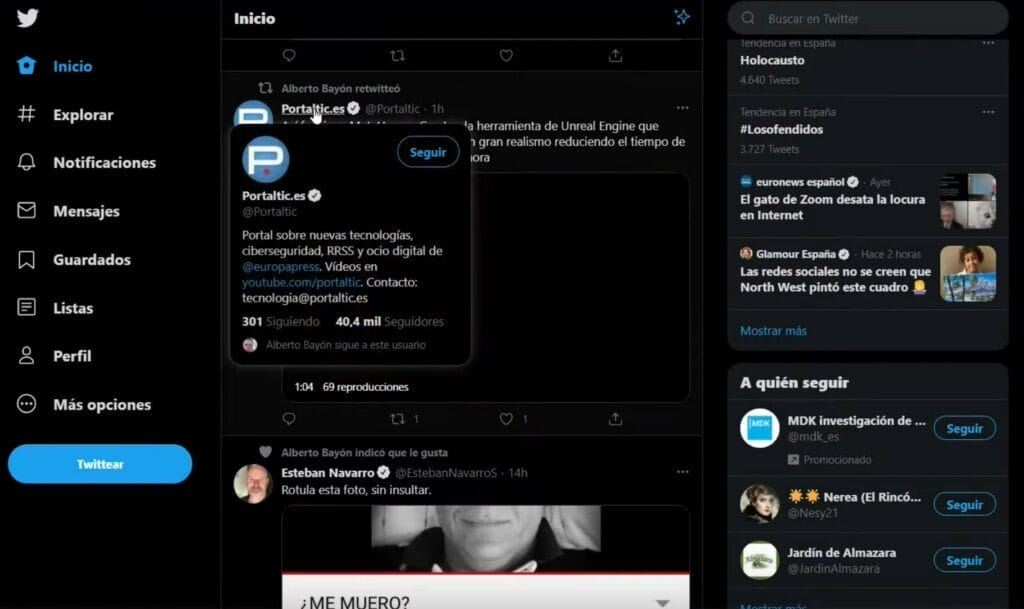 Un feed de Twitter en modo oscuro que muestra tweets y una tarjeta de perfil emergente para "PortalTics", incluidas las estadísticas de seguidores y la descripción de la cuenta. La pantalla también muestra notificaciones, recomendaciones y consejos como "Cómo bloquear un usuario en Twitter".