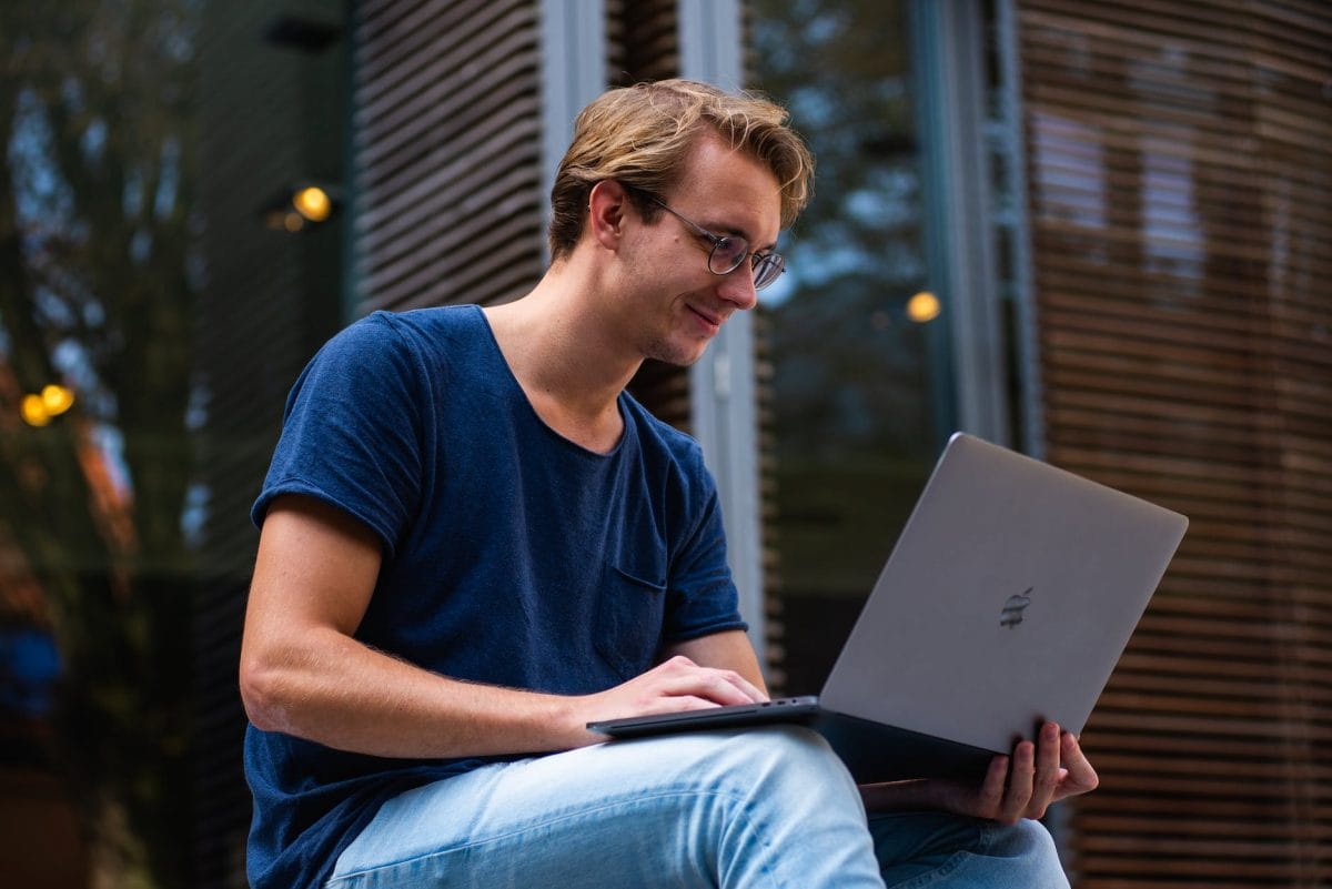 Cómo crear un blog y ganar dinero - foto de un hombre usando un portátil