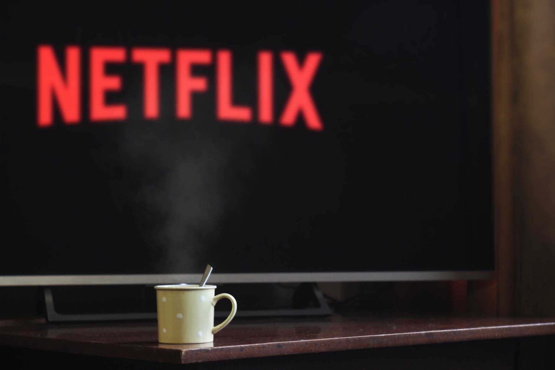 Cómo eliminar cuenta de Netflix - photo of cup near flat screen television