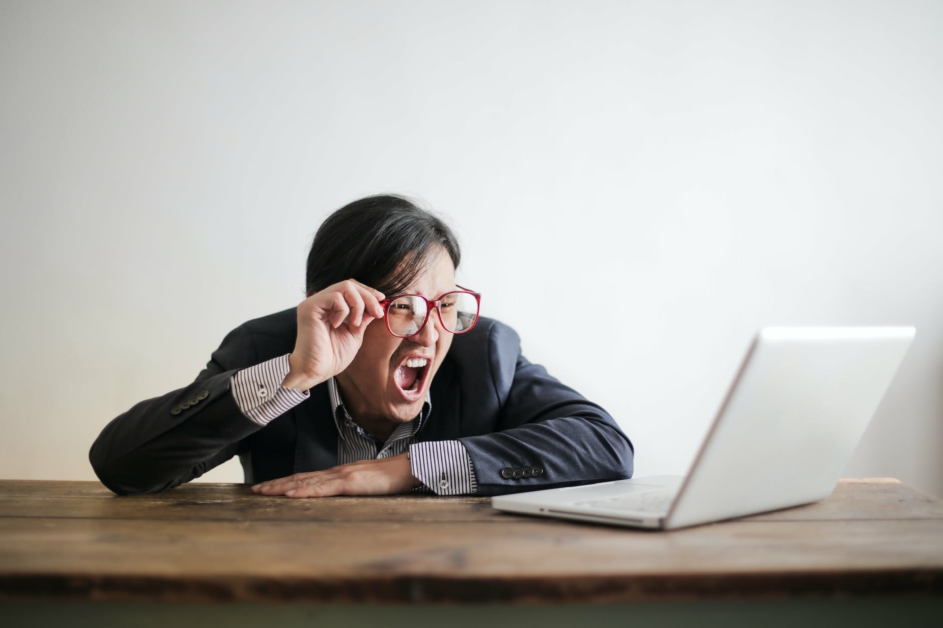  Copia de seguridad de Windows- yelling formal man watching news on laptop