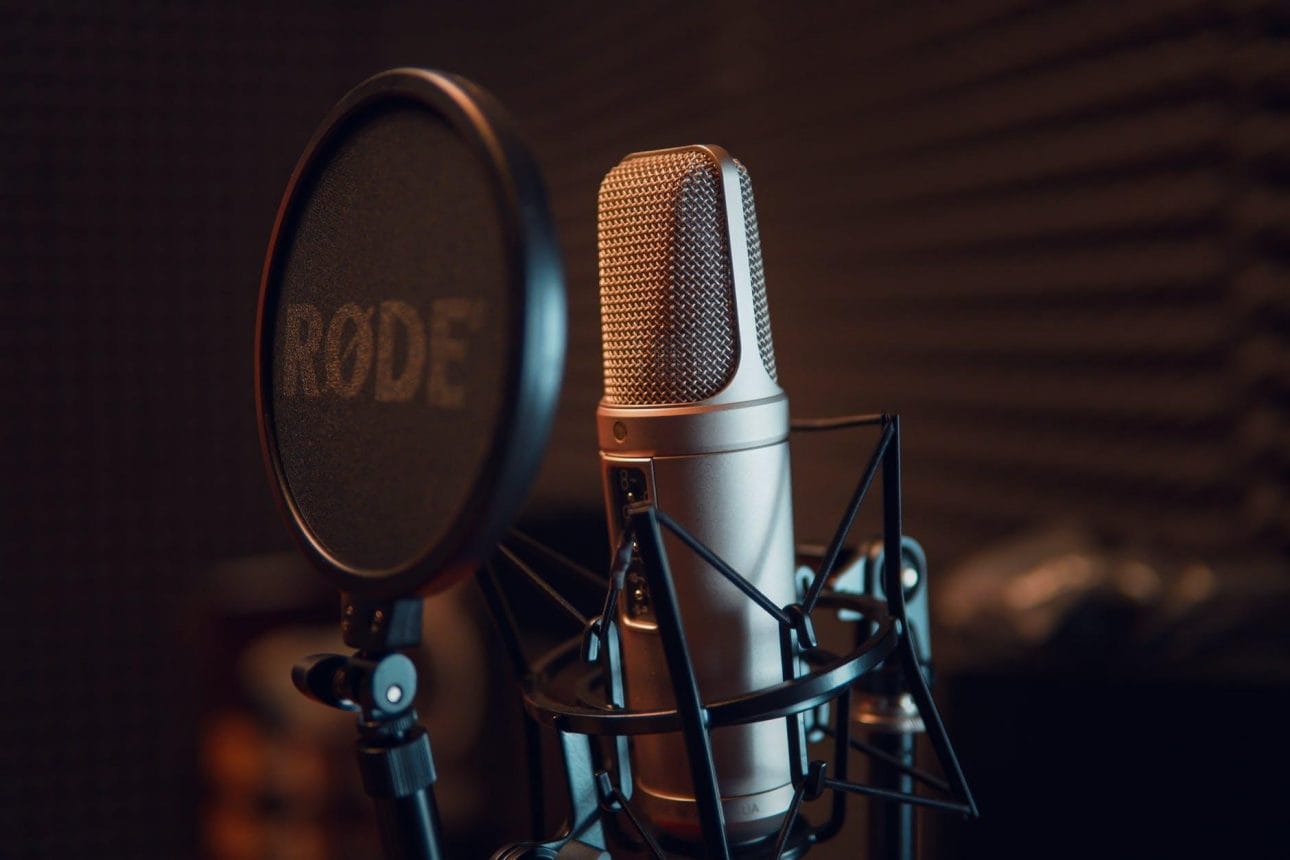 convertir artículos a voz - microphone for podcast